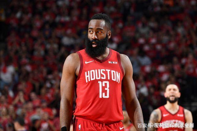 C罗庆祝击败达马克：打进2球全取3分